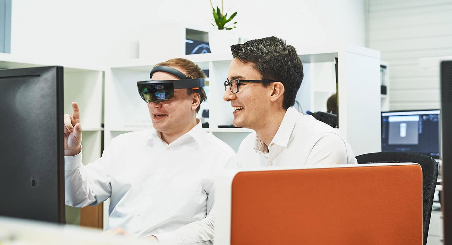 Männer im Büro mit VR Brille