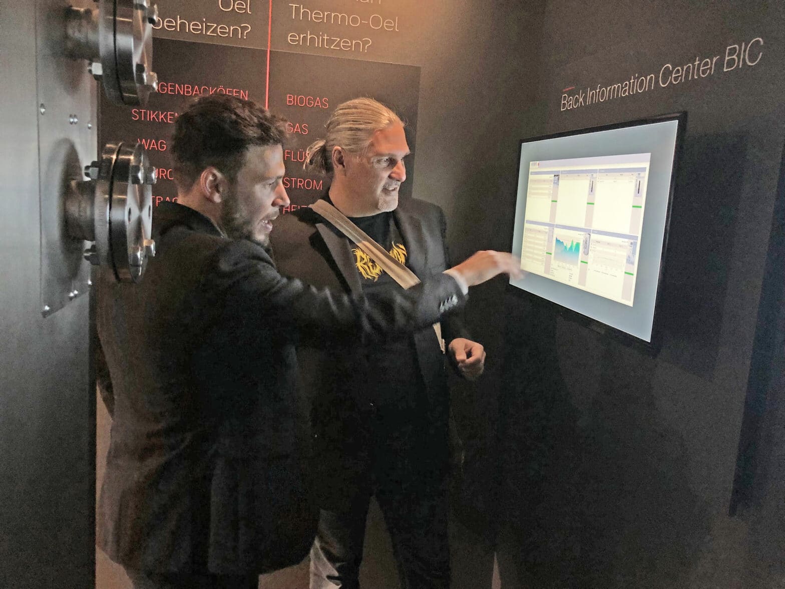 Herr Wagner von Heuft präsentiert das Back Information Center