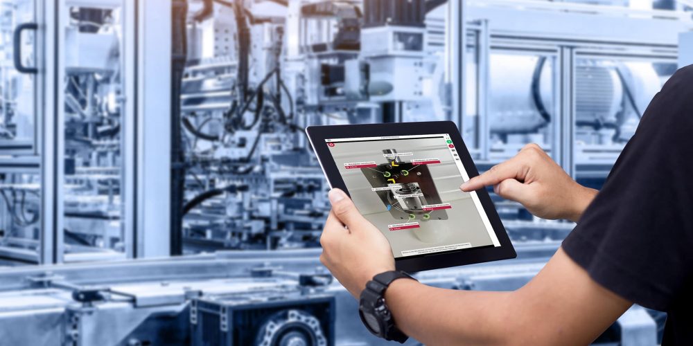 Mann mit augmented instructor vor Industrieanlage